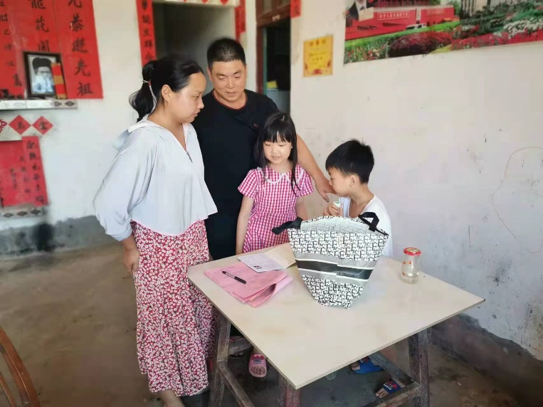 家校牵手,共话安全——新宁县黄龙镇中心小学开展“千师访万家”活动