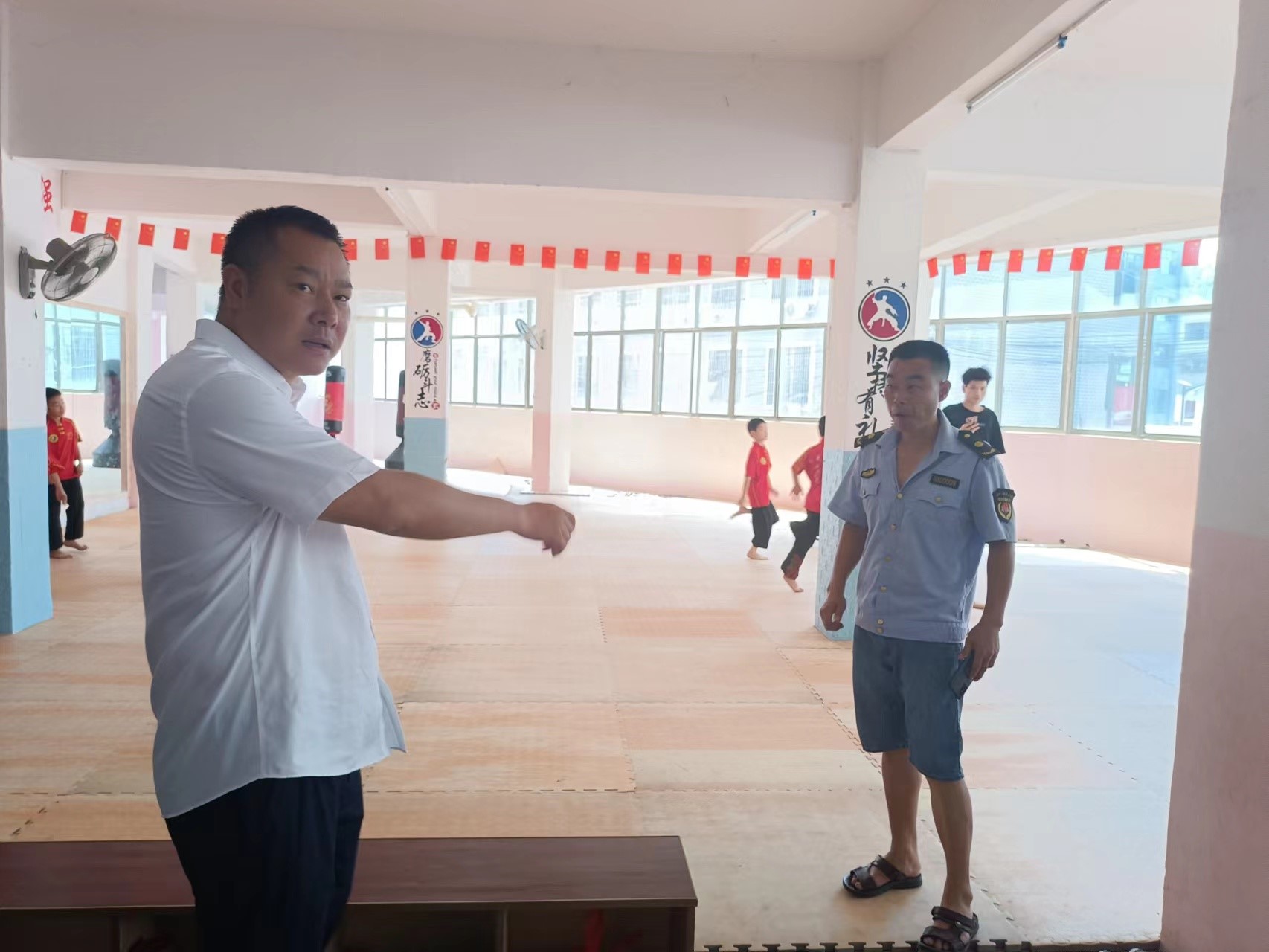 攻坚克难，全力以赴，打好暑假期间校外违规培训整治攻坚战