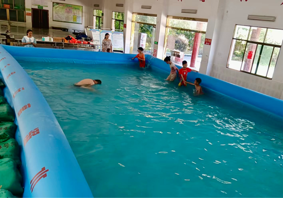 新宁县清江桥乡中心小学气垫式游泳池开放营业