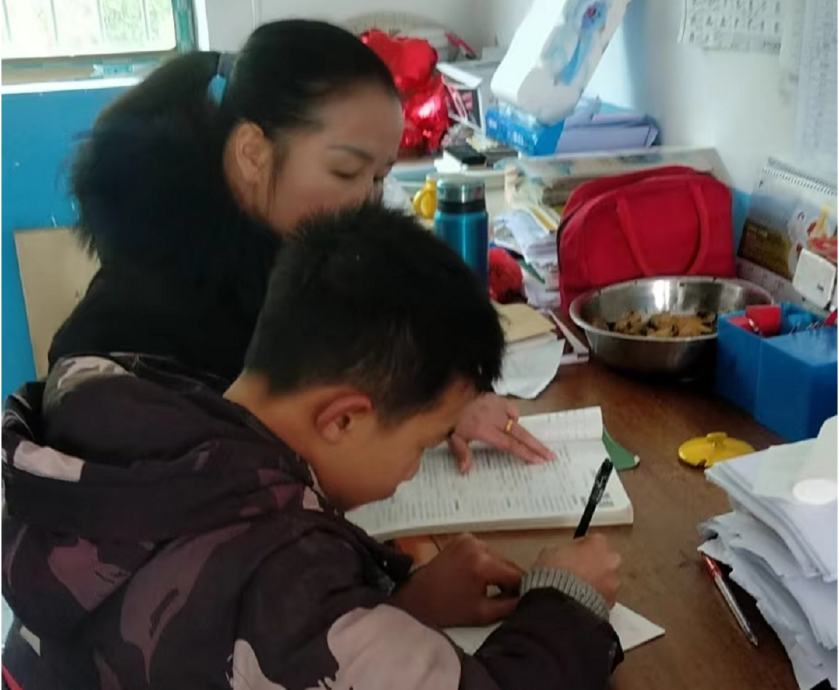 捧着一颗心来 不带半根草去  ——新宁县万塘乡中心小学优秀教师罗靖老师