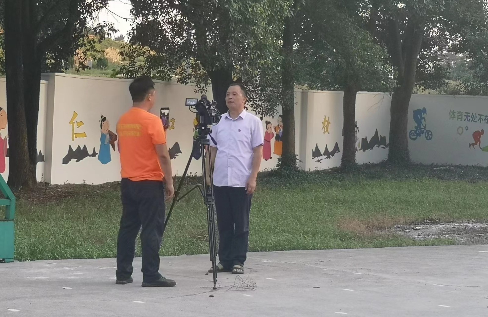 洞口县茶场学校：爱心助学人士与乡村师生共庆文化墙圆满收工