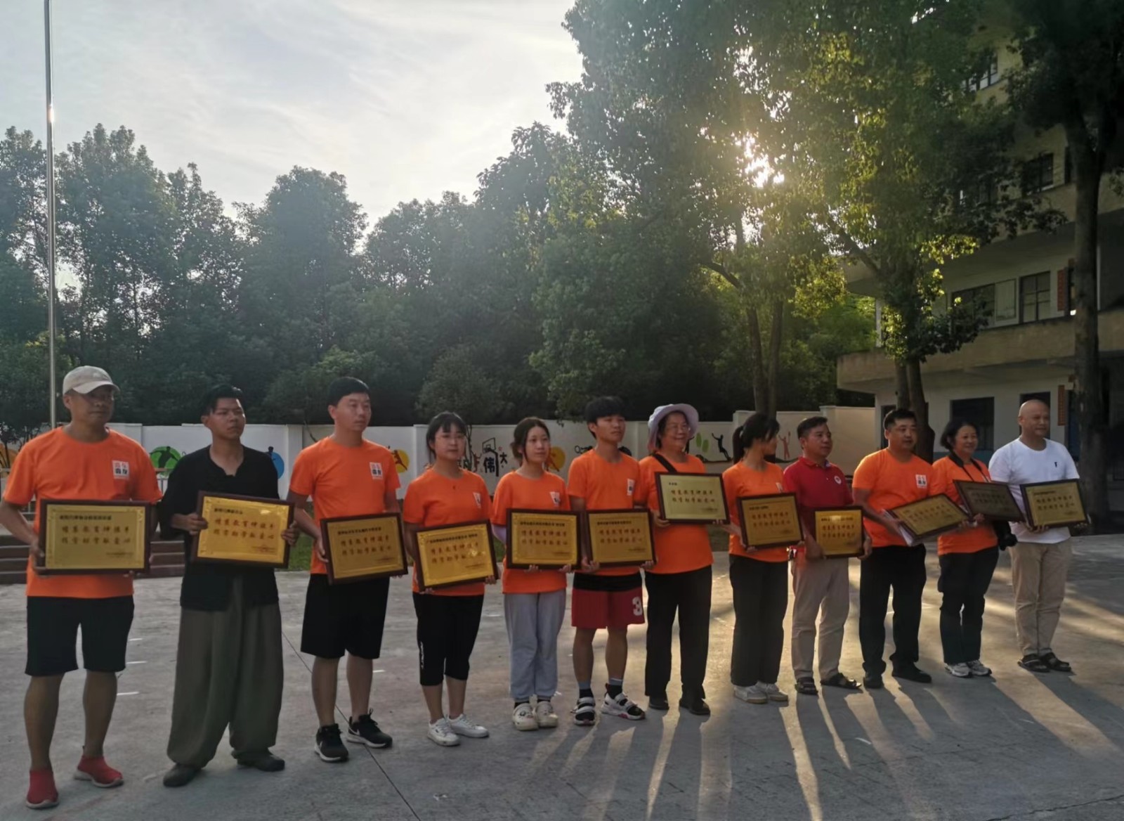 洞口县茶场学校：爱心助学人士与乡村师生共庆文化墙圆满收工