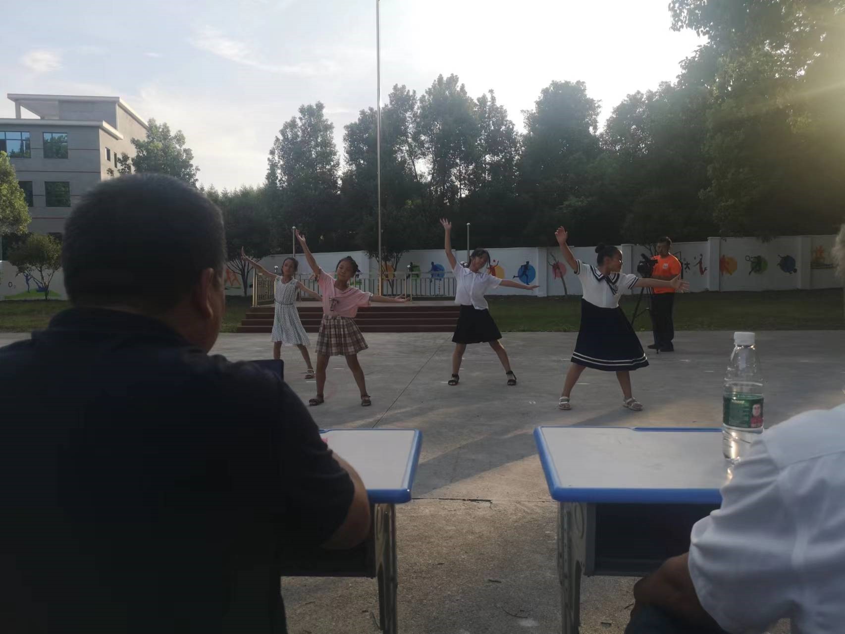 洞口县茶场学校：爱心助学人士与乡村师生共庆文化墙圆满收工