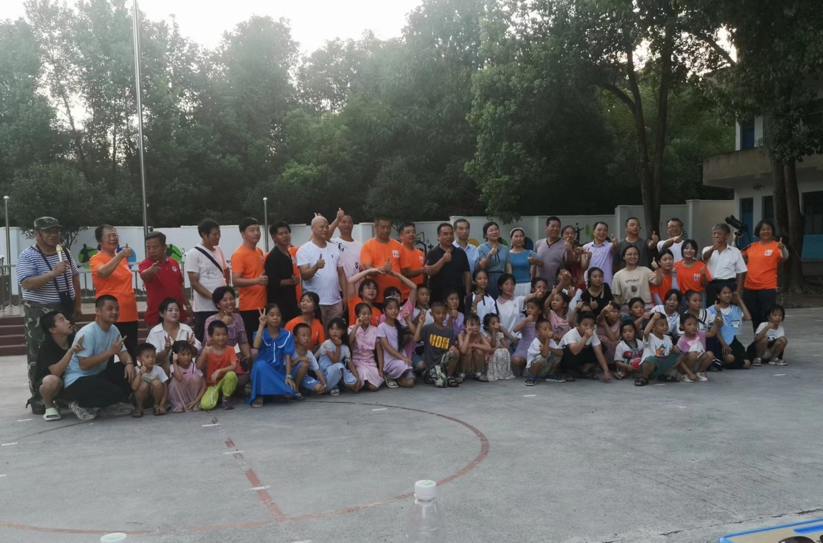 洞口县茶场学校：爱心助学人士与乡村师生共庆文化墙圆满收工