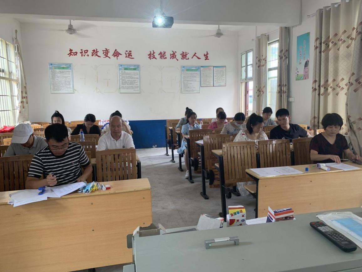 河伯完全小学举行2022年暑假教师安全培训防