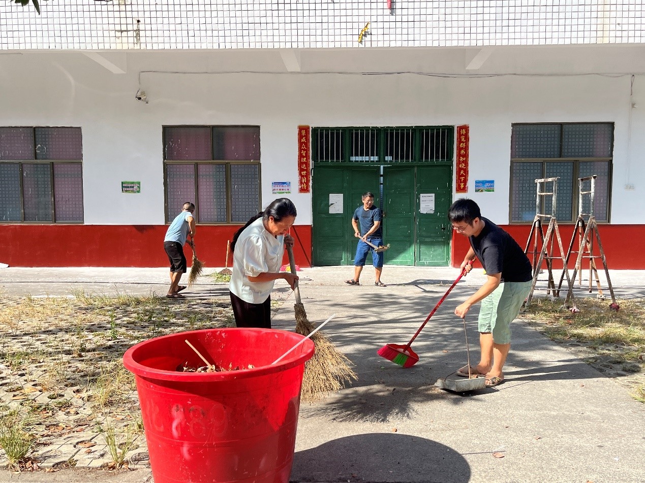全体教师齐动手，打扫卫生待生归  ----洞口管竹中学校园卫生大扫除活动