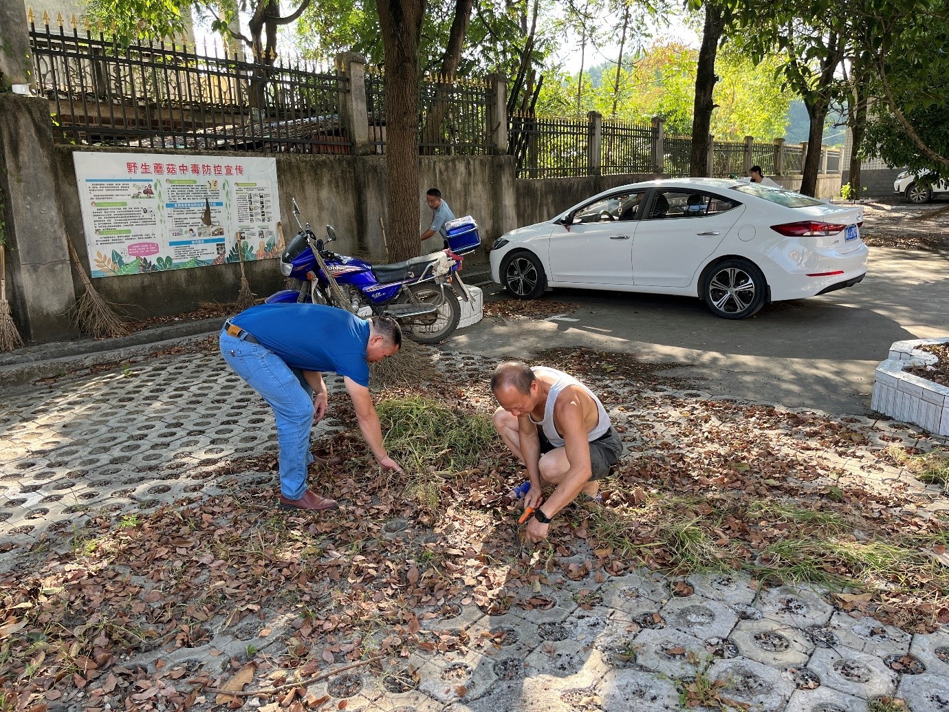 全体教师齐动手，打扫卫生待生归  ----洞口管竹中学校园卫生大扫除活动