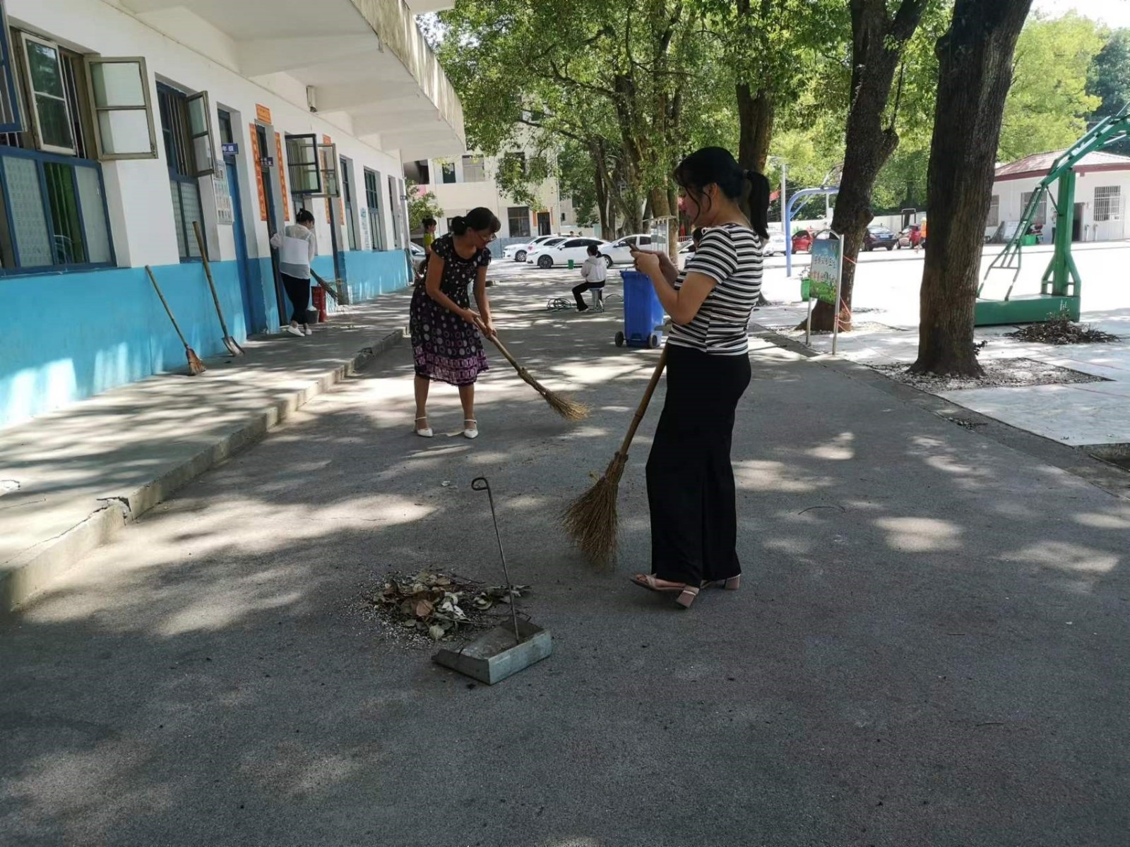 洞口县茶场学校：老校园巧手换容颜 新学期添双喜临门