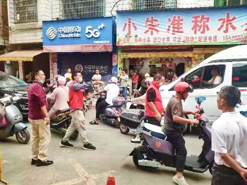 武冈市红星小学开展校园周边环境专项整治⾏动