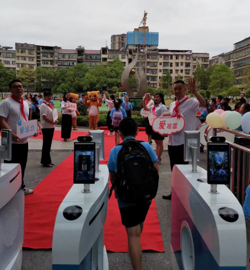 新邵县酿溪三完小：新学期开学校长带队别样入学礼迎新生