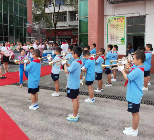新邵县酿溪三完小：新学期开学校长带队别样入学礼迎新生