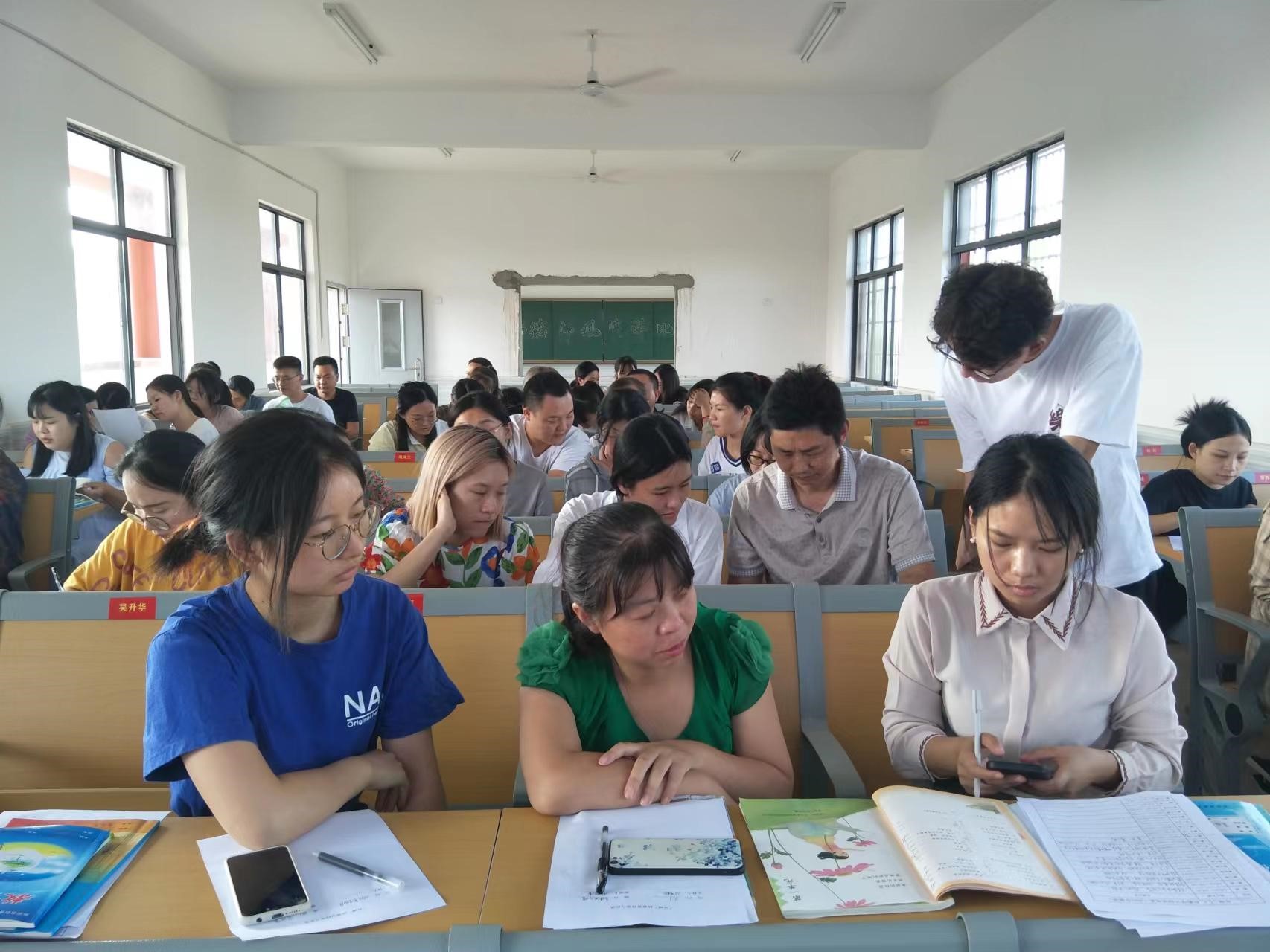 邵阳县下花桥镇中心完全小学开展《义务教育课程标准（2022年版）》学习研讨活动