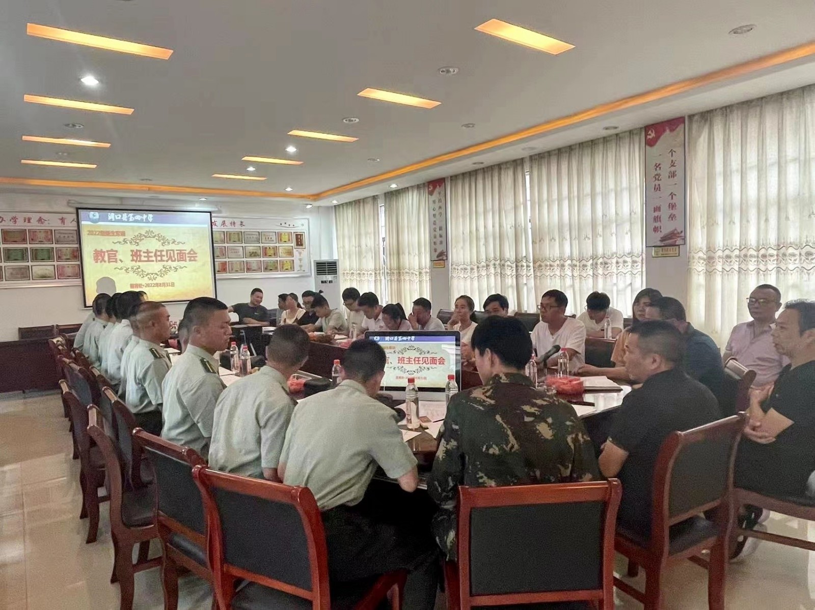 洞口四中举行2022级新生军训教官见面会