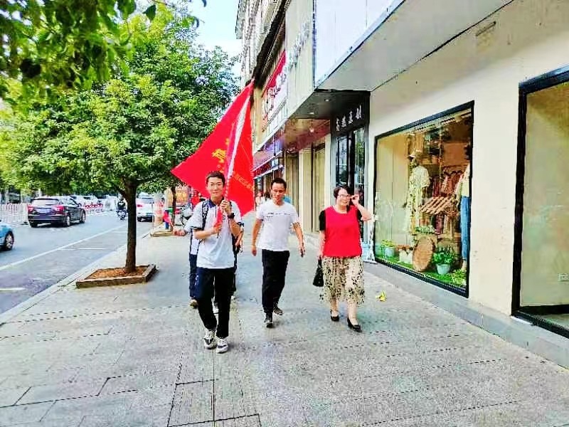 爱圆中秋月饼，情暖留守学生