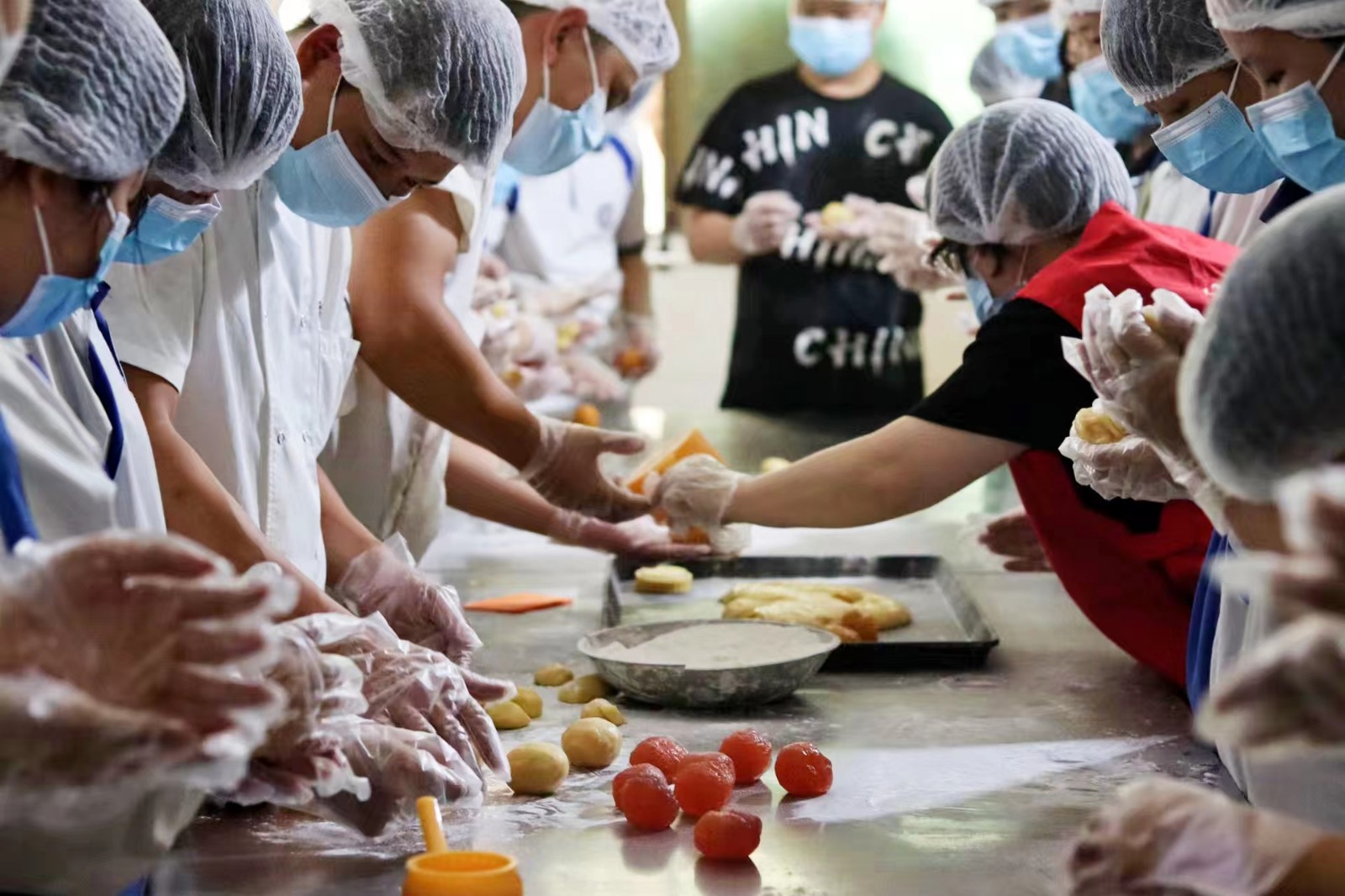 爱圆中秋月饼，情暖留守学生