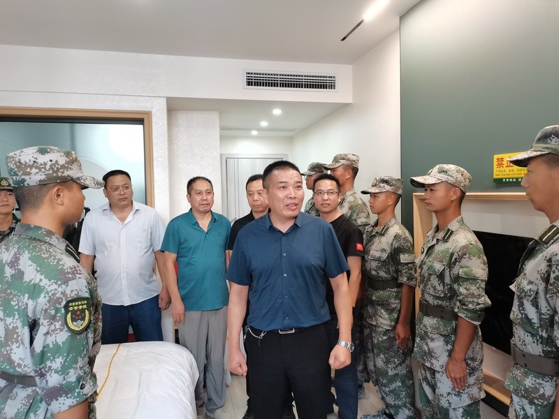 洞口四中校长李玉群一行慰问高一军训教官