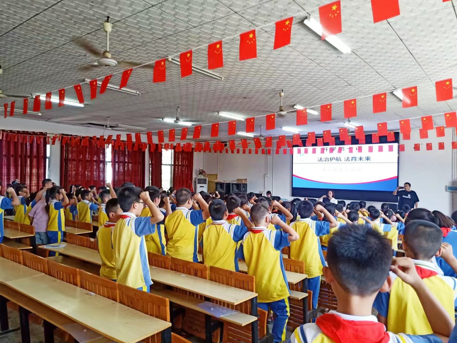 塘渡口镇第一完全小学“法治护航，法育未来”法治讲座进校园