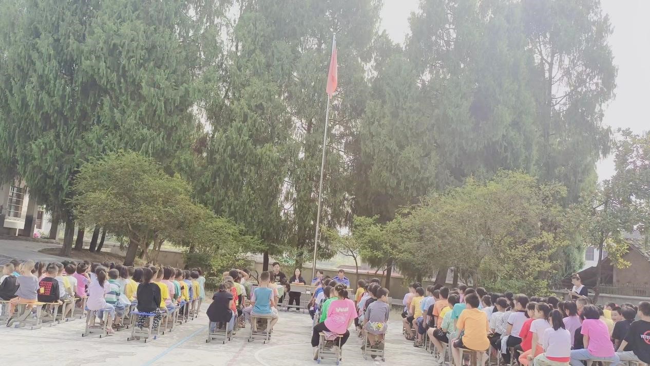 “弘扬法制精神，构建和谐校园”—洞口县山门镇毛坪完小  开展法制安全教育活动