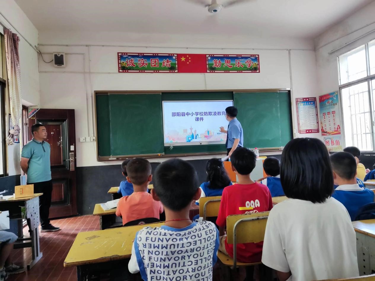 霞塘云中心完小法制教育进校园之开学第一课