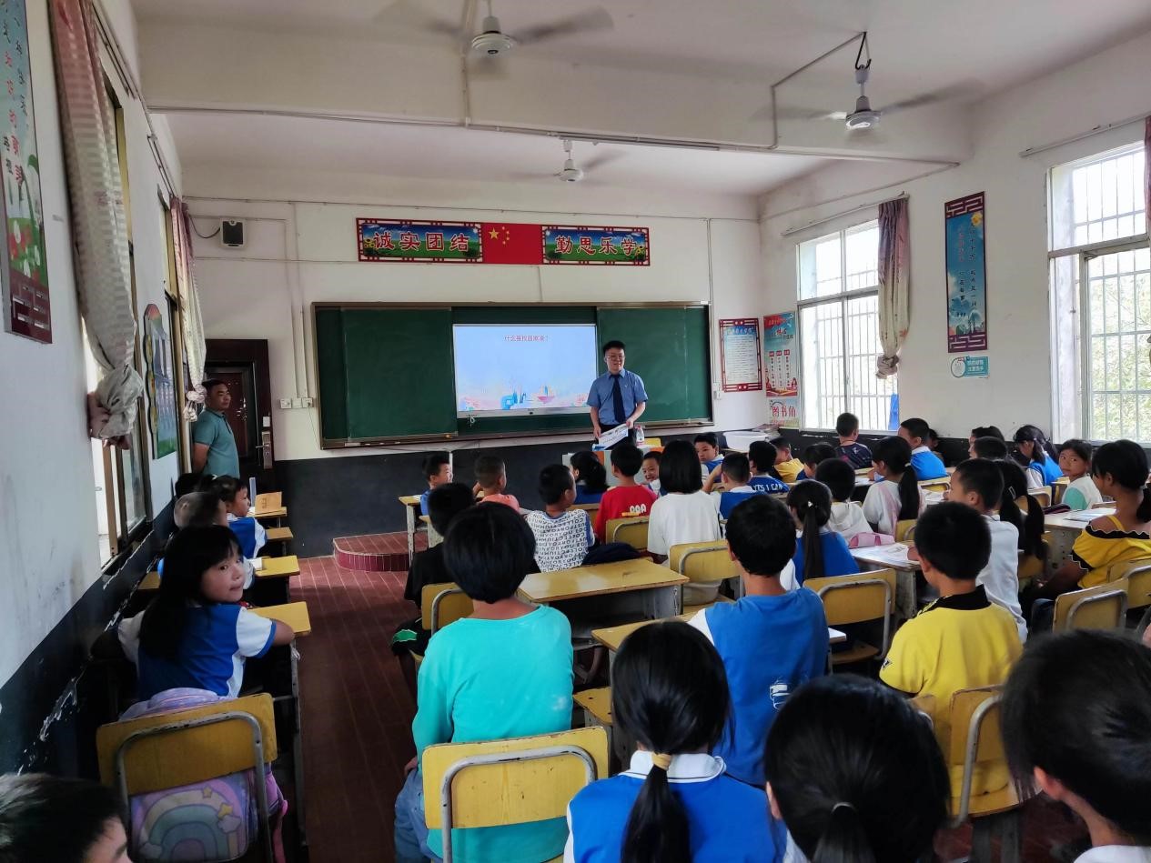 霞塘云中心完小法制教育进校园之开学第一课