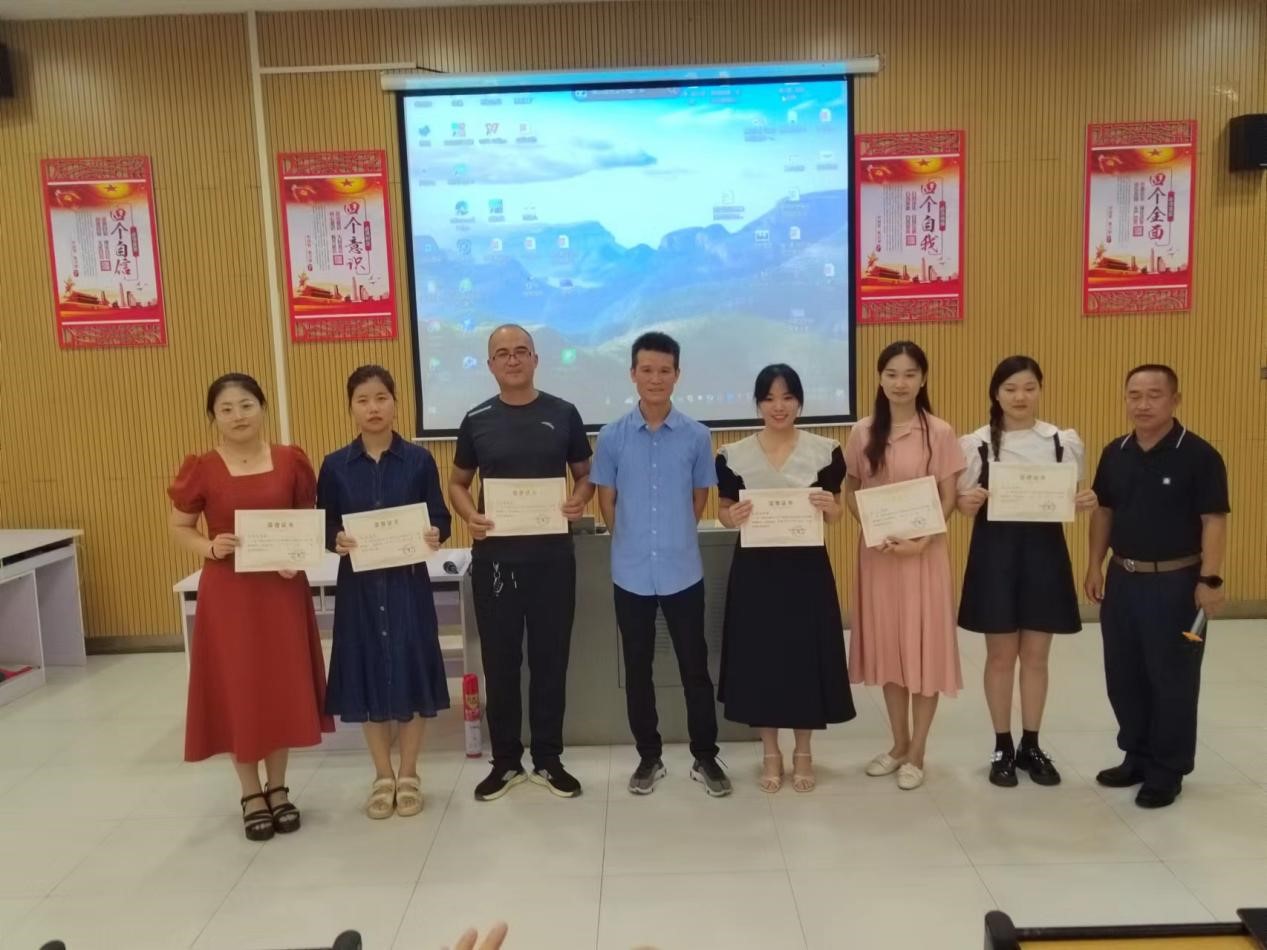 总结提升，展望未来—邵阳县小学语文骨干教师培训总结表彰大会