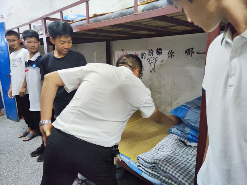 洞口四中：校长查寝记