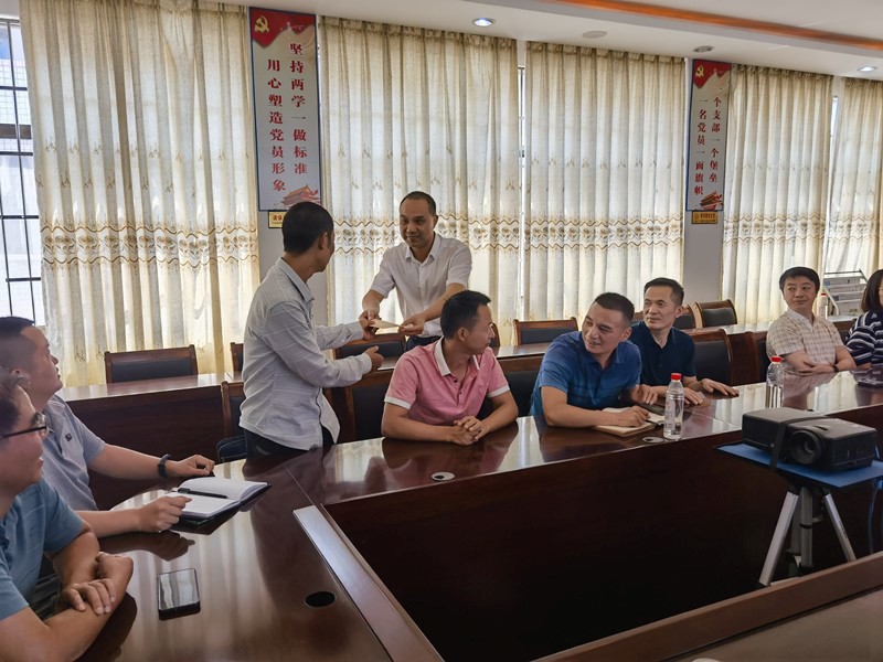 洞口县政协主席尹小龙一行走访慰问洞口四中教师