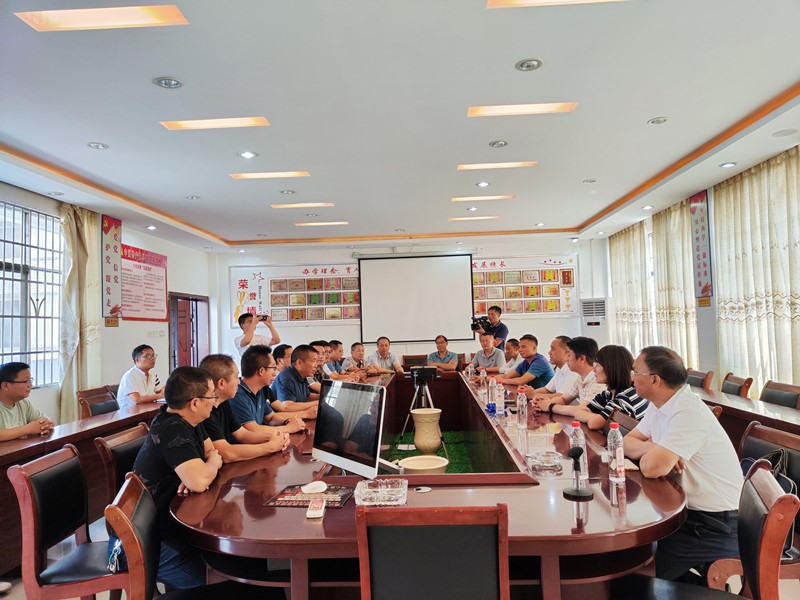 洞口县政协主席尹小龙一行走访慰问洞口四中教师