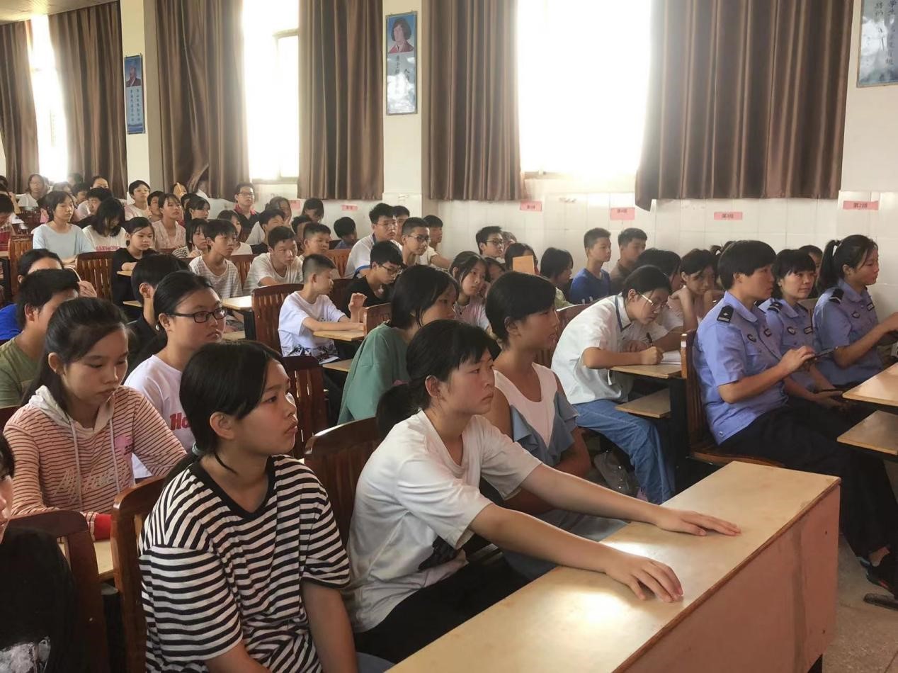 法制教育进校园 护航青春助成长                                 ——谷洲镇中学开展法制教育专题讲座