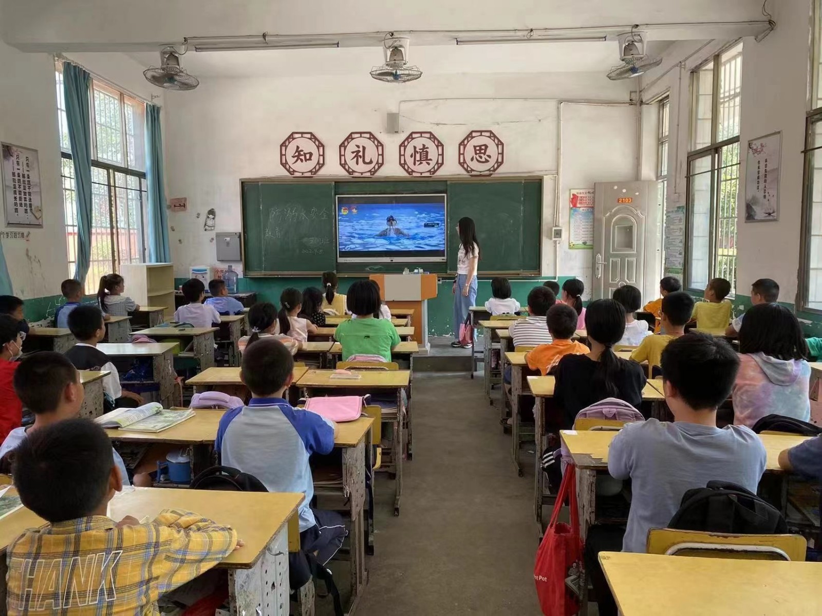 下花桥镇中心完全小学开展“防溺水安全教育” 主题班会活动