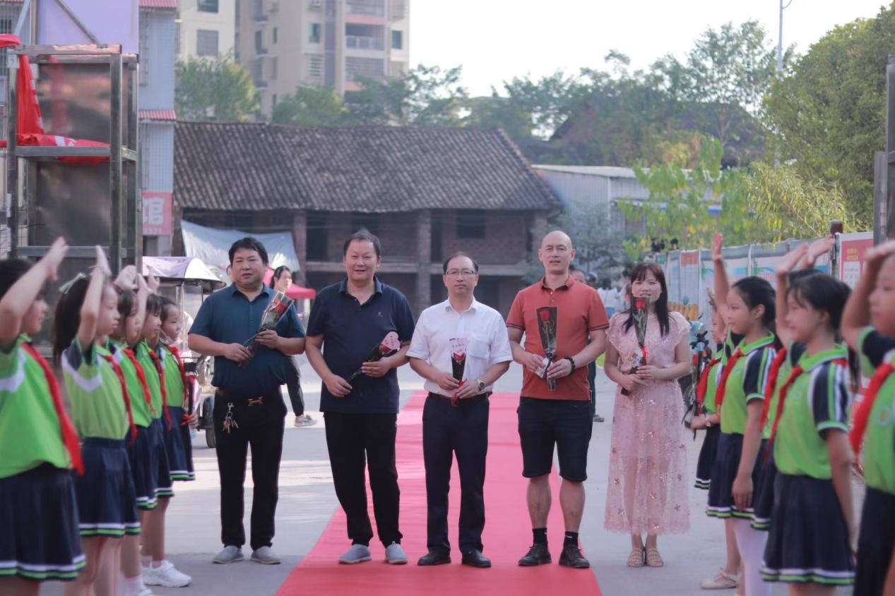 当中秋“邂逅”教师节  节日清风情满校园  ——城区六完小举行中秋、教师“双节”庆祝活动