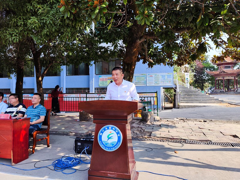 洞口四中举行开学典礼暨教师表彰大会