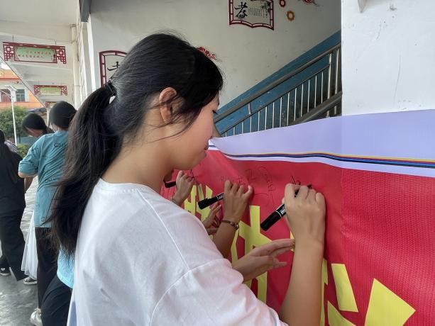 河伯乡初级中学开展“珍爱生命 远离溺水”集体宣誓签名活动活动