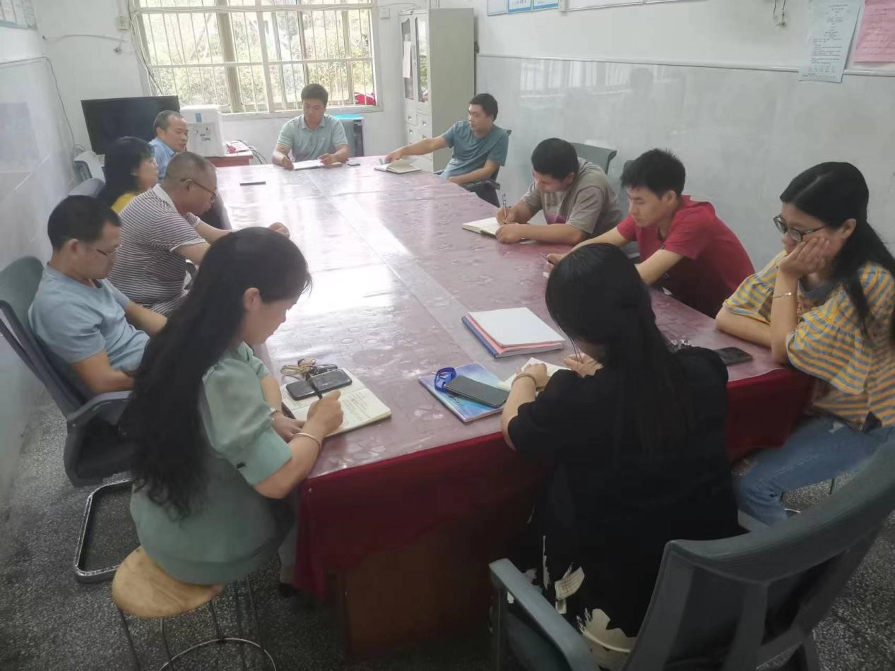 洞口县花古中学召开教研组长会议