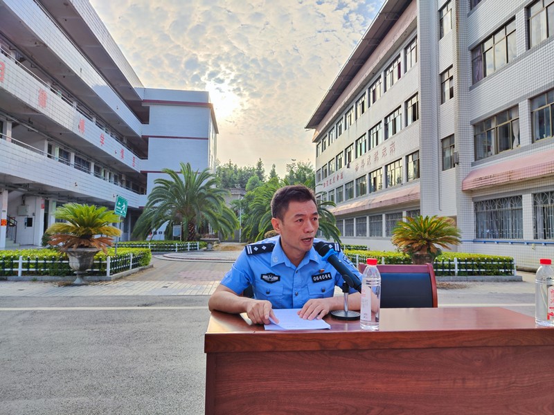 与法同行，护航成长——洞口四中开展校园安全与法治教育专题讲座