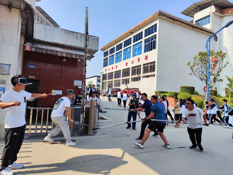 洞口四中开展反恐防暴应急演练