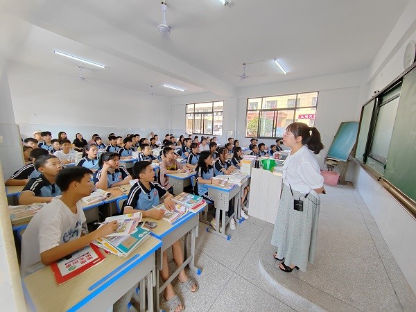 站三尺神圣讲台，展教师魅力风采  ——塘渡口镇玉田中学教学比武拉开序幕