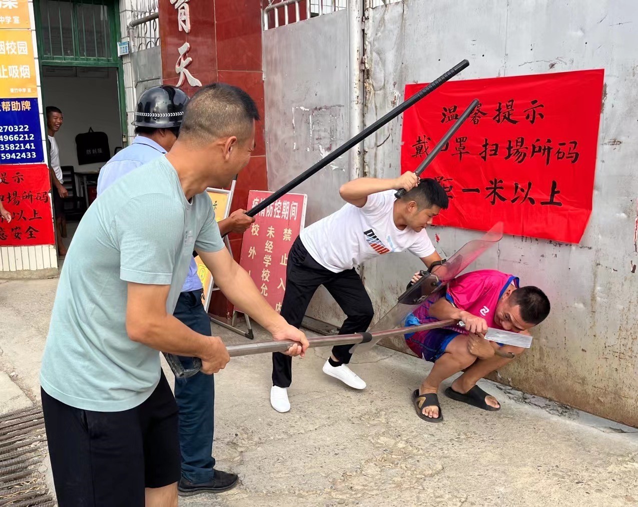 洞口管竹中学开展“防恐防暴应急演练”活动