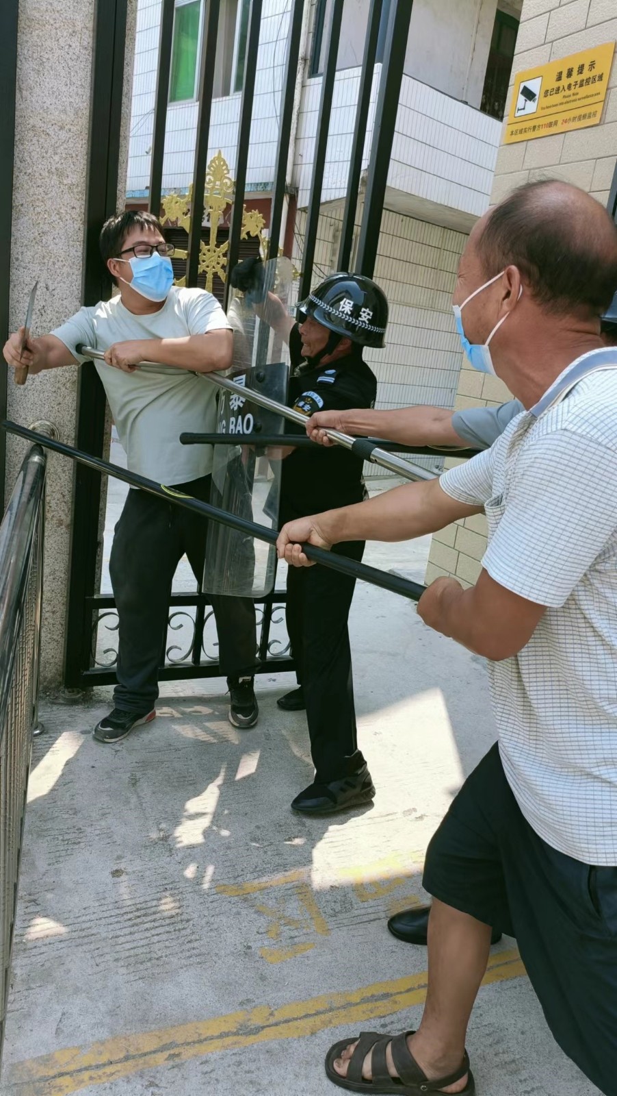 山门镇市镇完小进行反恐演练