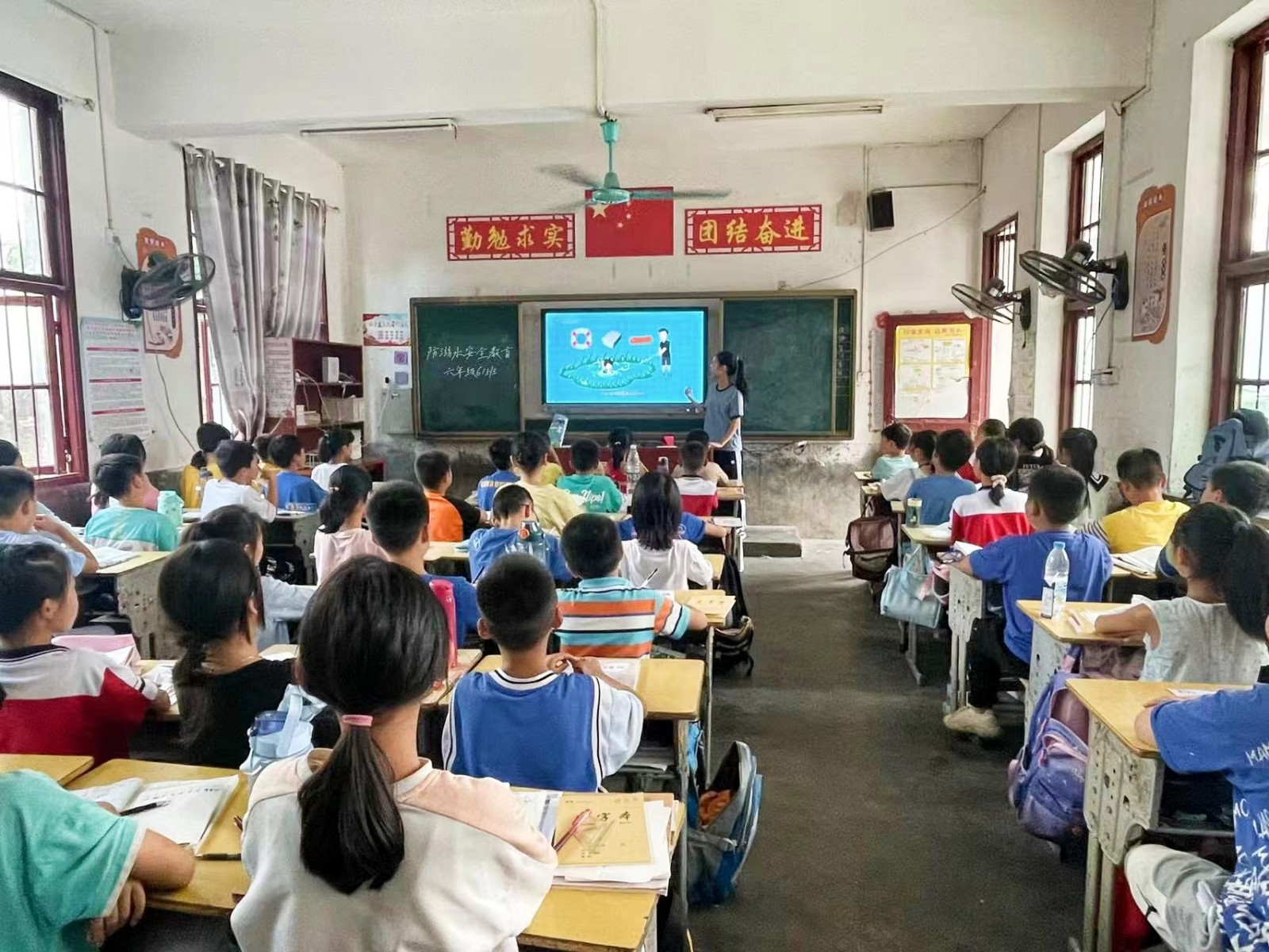 新宁县黄龙镇中心小学开展“防溺水安全教育”主题班会活动