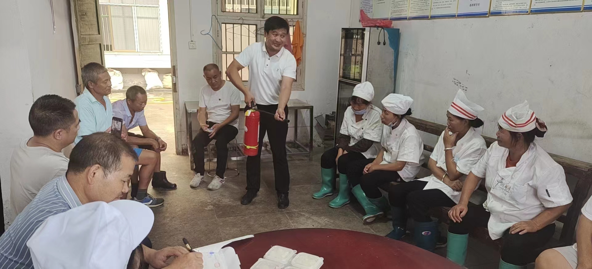 洞口县花古中学召开后勤安全工作培训会议