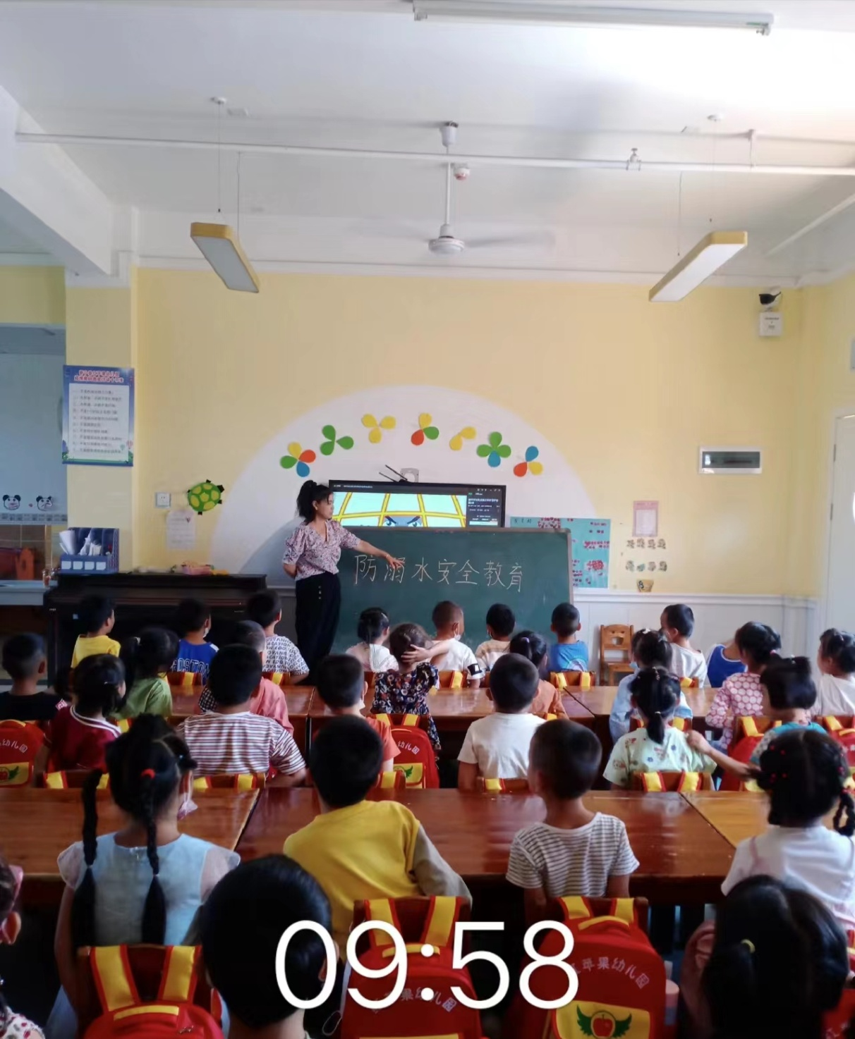 新宁县红苹果幼儿园 开展  “防溺水安全教育”主题班会  ​