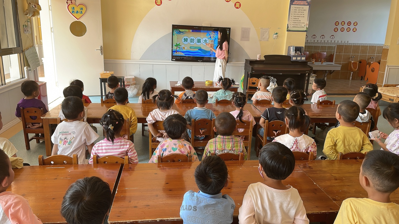 新宁县红苹果幼儿园 开展  “防溺水安全教育”主题班会  ​