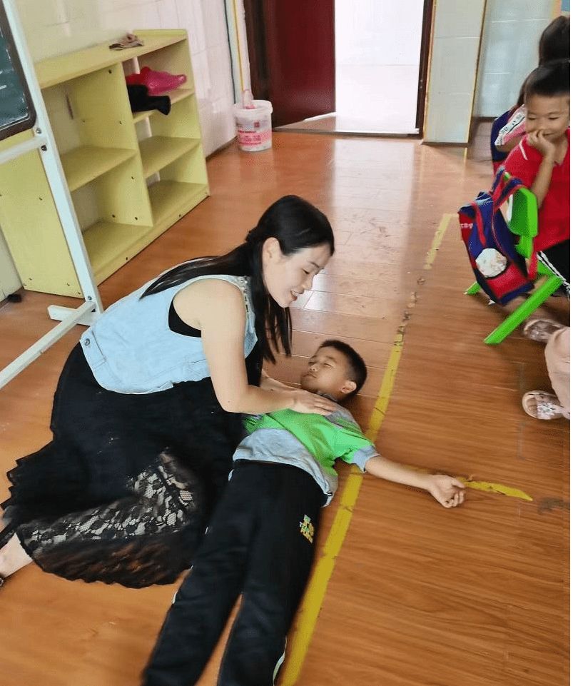 新宁县高桥镇中心幼儿园开展防溺水演练行动