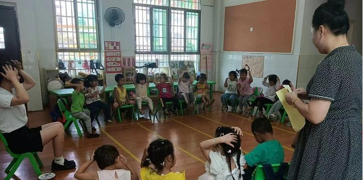 新宁县高桥镇中心幼儿园开展防溺水演练行动