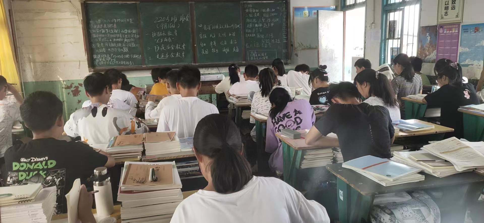 “真爱生命，严防溺水”——新宁三中开展防溺水主题班会活动