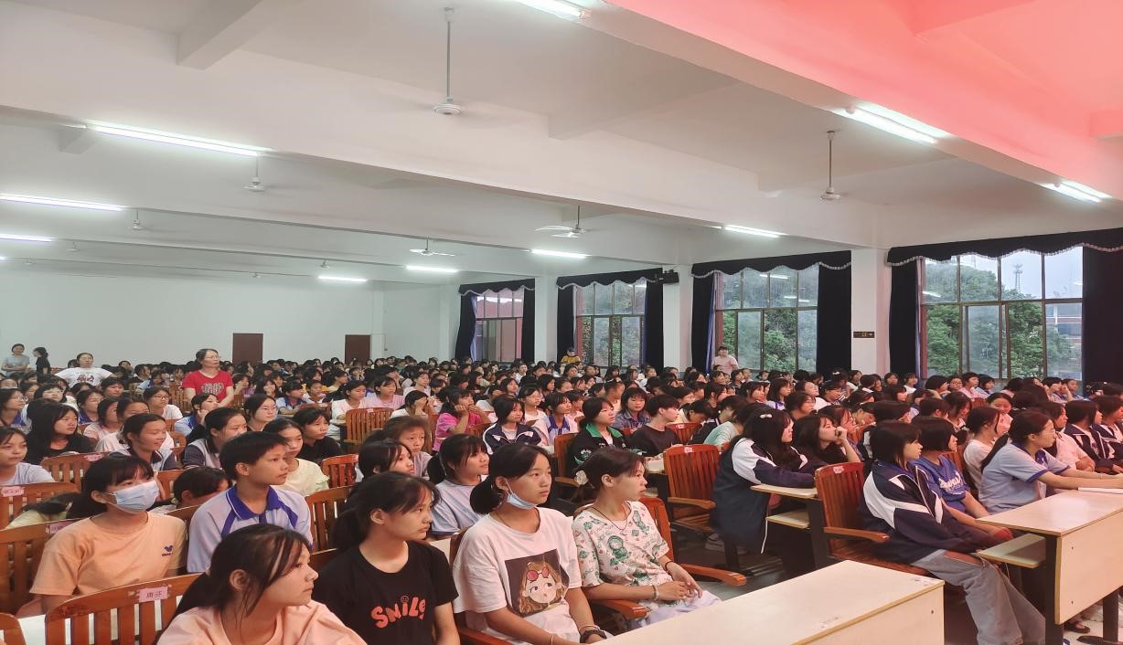 做美丽女孩 铸辉煌人生  -----金称市镇中学2022年秋女生防性侵教