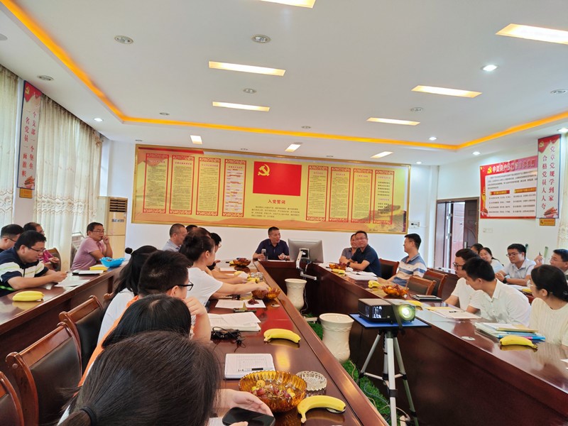 洞口四中召开2022年新进教师座谈会