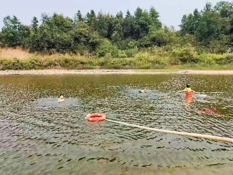 蔡桥乡政府联合蔡桥乡中心完小举行“预防学生溺水应急救援演练”