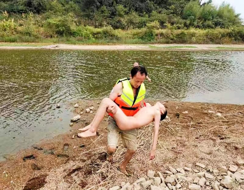 蔡桥乡政府联合蔡桥乡中心完小举行“预防学生溺水应急救援演练”